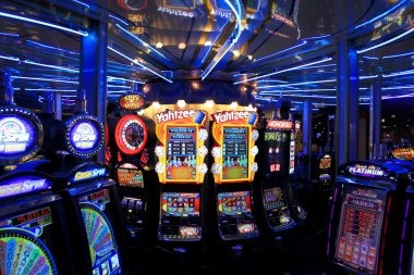 Bigger Bass Bonanza slot game reels displayed on mobile phone screen